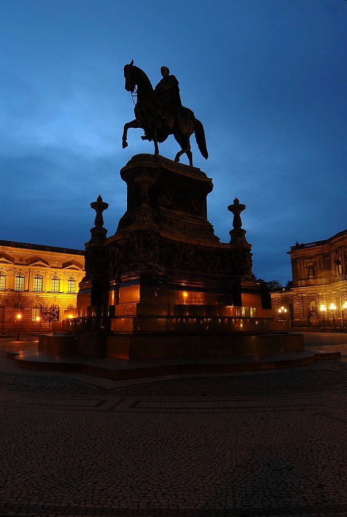 König Johann Statue