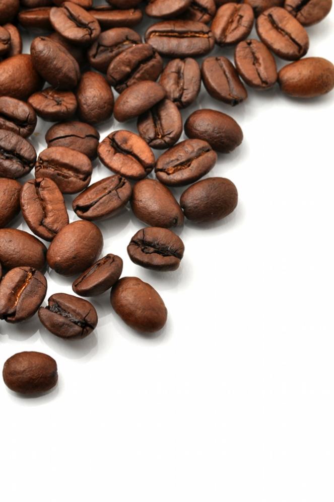 Kaffeebohnen auf weissem Untergrund