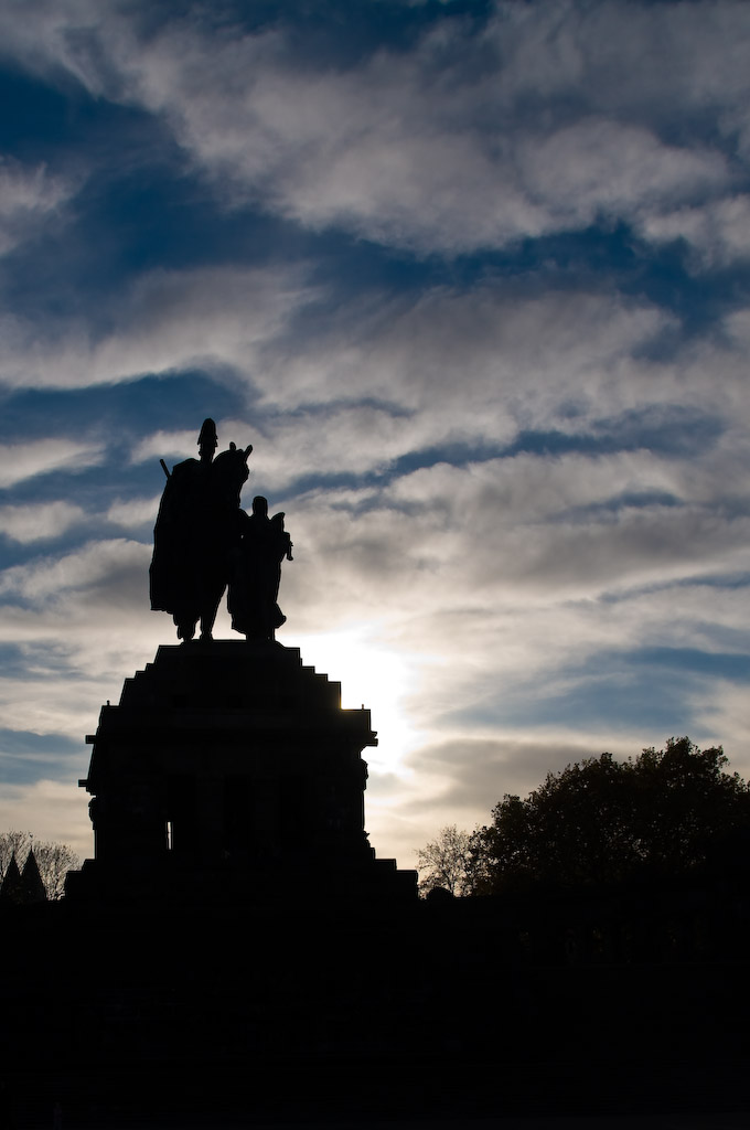 Kaiserstatue im Gegenlicht