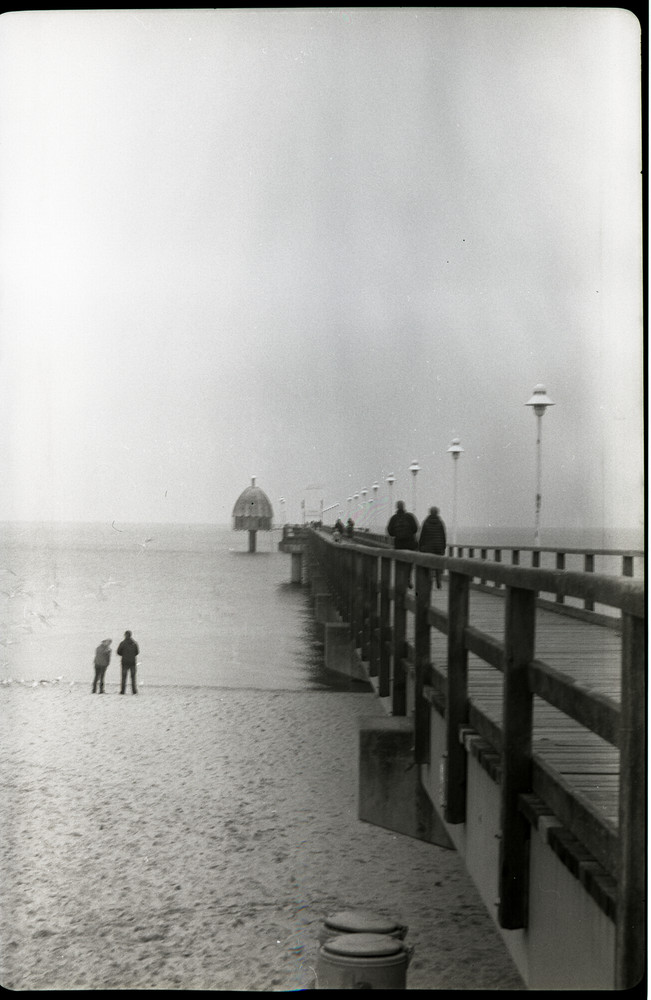 Kamera: Agfa Isolar 408 - Baujahr 1928
Film: Kodak Tri-X - belichtet auf ISO 200
Entwickler: Spürsinn HCD-2