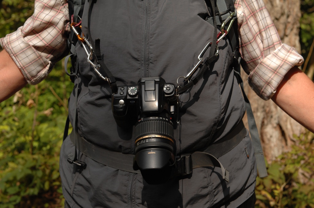 Kamera mit Karabinerhaken an Tragegurten des Rucksacks befestigt - Last wirkt nicht auf den Nacken/Hals
DSC 8069 web