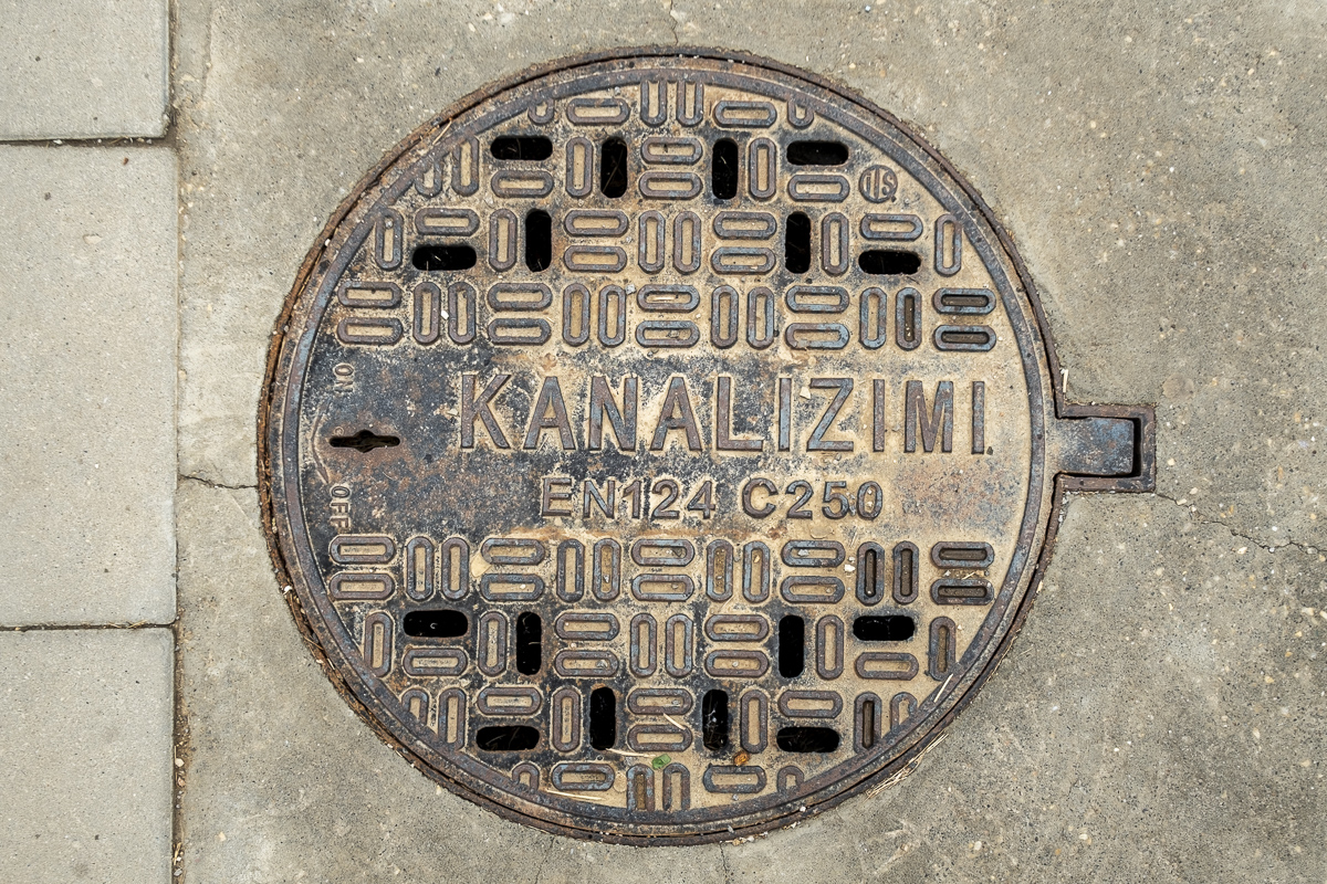 Kanaldeckel Pristina.jpg