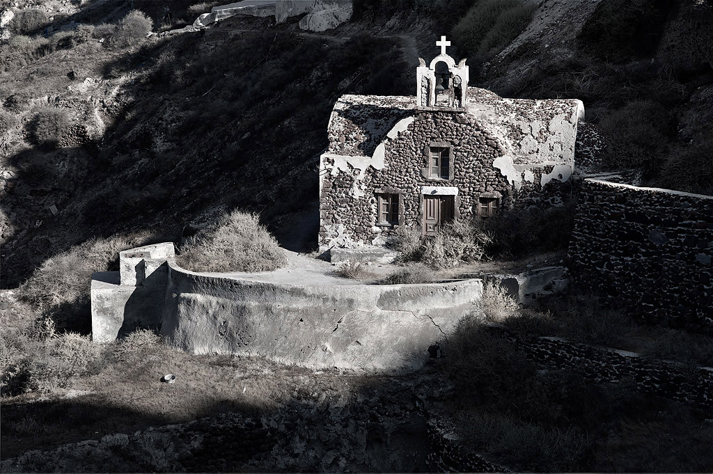 Kapelle in den Felsen oberhalb von Ammoudi bei Sonnenaufgang