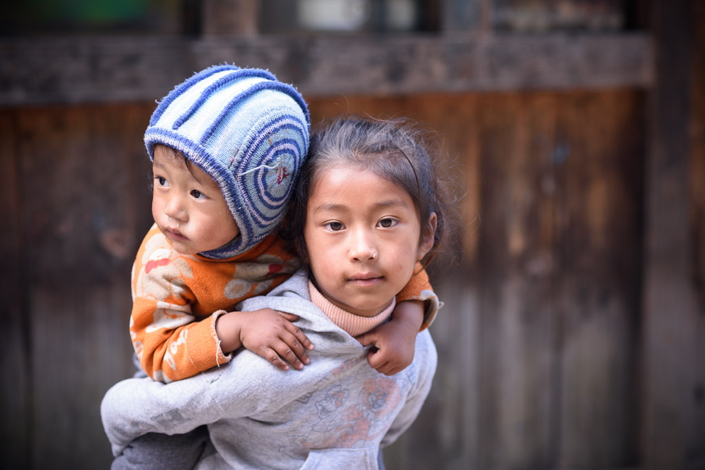 Kinder nahe Lukla klein
