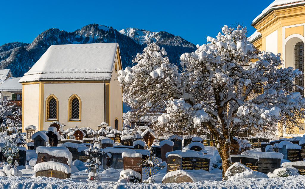 Kirchhof im Schnee