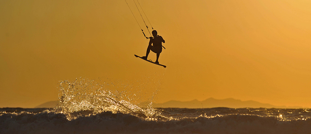 Kitesurfer, im Hintergrund die Insel Elba, 300/2,8 AFS plus TC