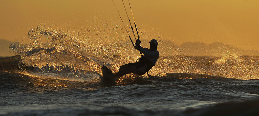 Kitesurfer, im Hintergrund die Insel Elba, 300/2,8 AFS + TC