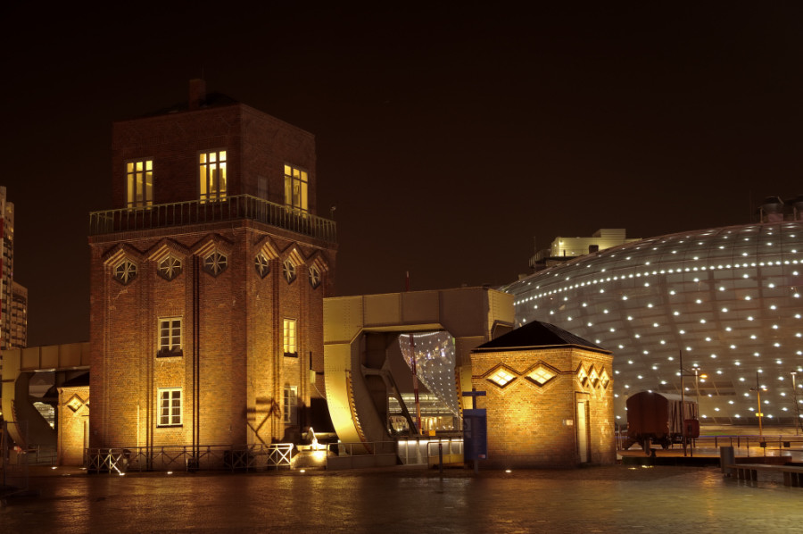 Klappbrücke Bremerhaven am Klimahaus mit Maschinenhaus