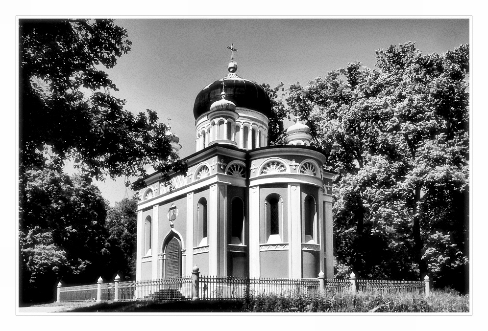 Kleine russische Kirche in Potsdam seitlich gesehen.jpg