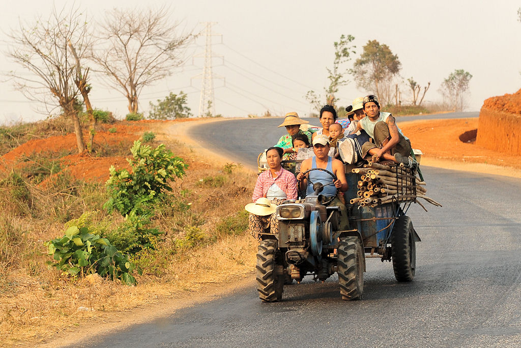 Kleiner Traktor auf großer Fahrt
zwischen Mandalay und Maymyo
(3557)