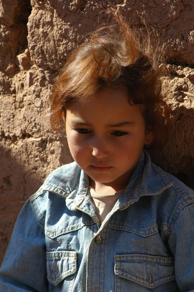 Kleines Mädchen in Bergsiedlung, Atlas-Gebirge/Marokko