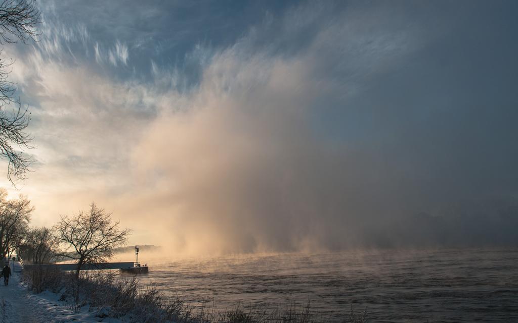 Klirrende Kälte trifft bei Sonnenaufgang auf den Rhein.
