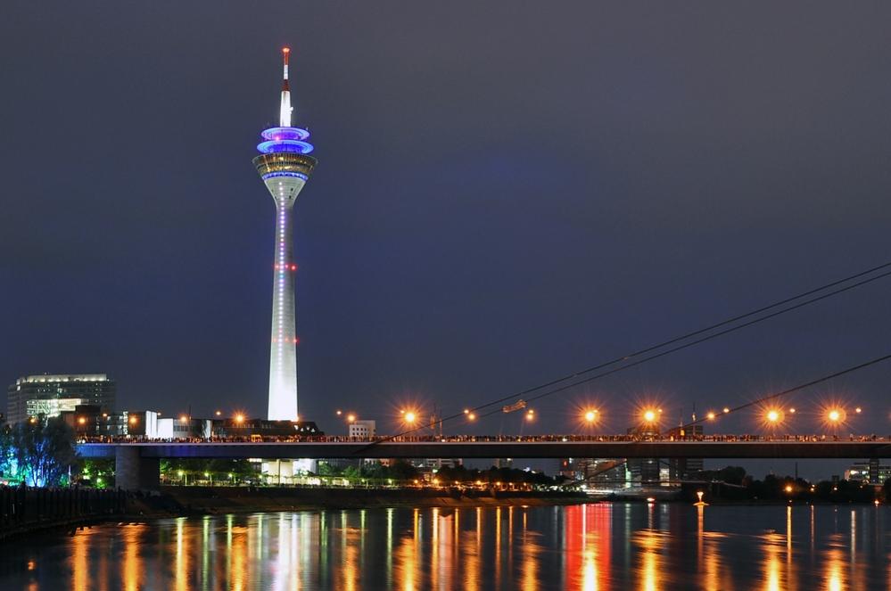 Kniebruecke am Japan Tag a21304343