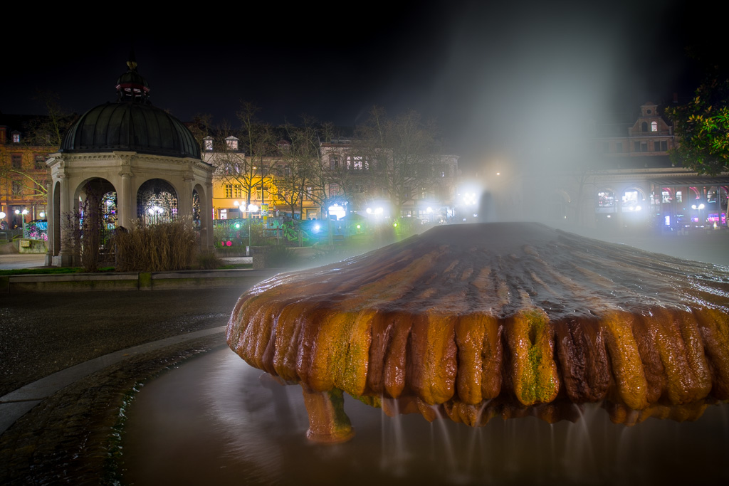 Kochbrunnen bei Nacht