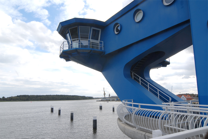 Komandostand der Hubbrücke über die Peene.

Es dauerte fünf Jahre, ehe die in den Peenestrom gestürzten Überbauten geborgen und genau wie die Fundamen