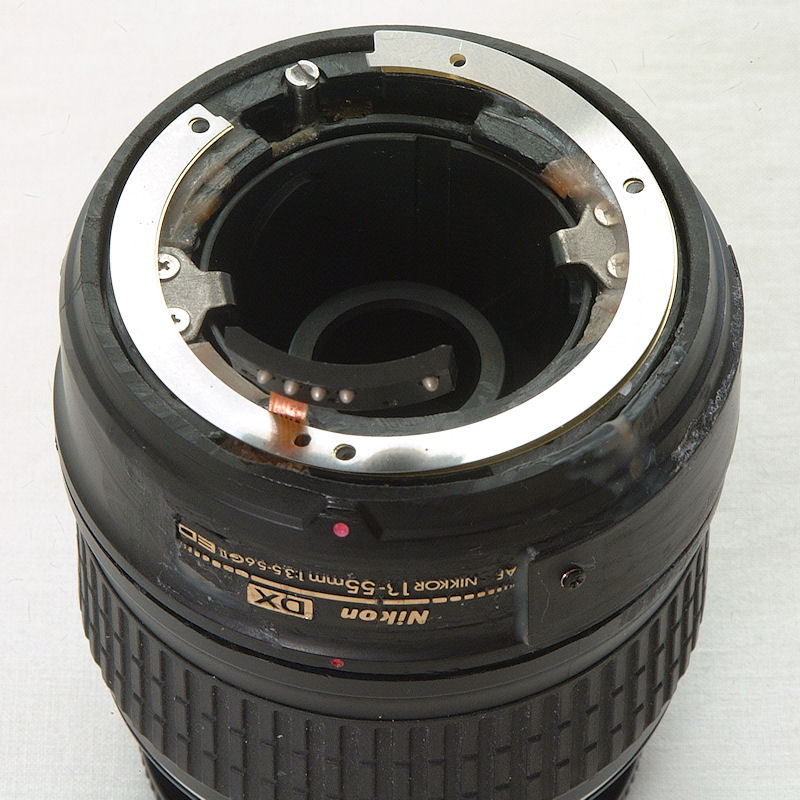 Konstruktion eines AF DX 18-55/3.5-5.6G II ED Nikkors (also ohne SWM-Motor, sondern mit Stangen-AF):
Der innen ausgefräste hintere Gehäusering eines A