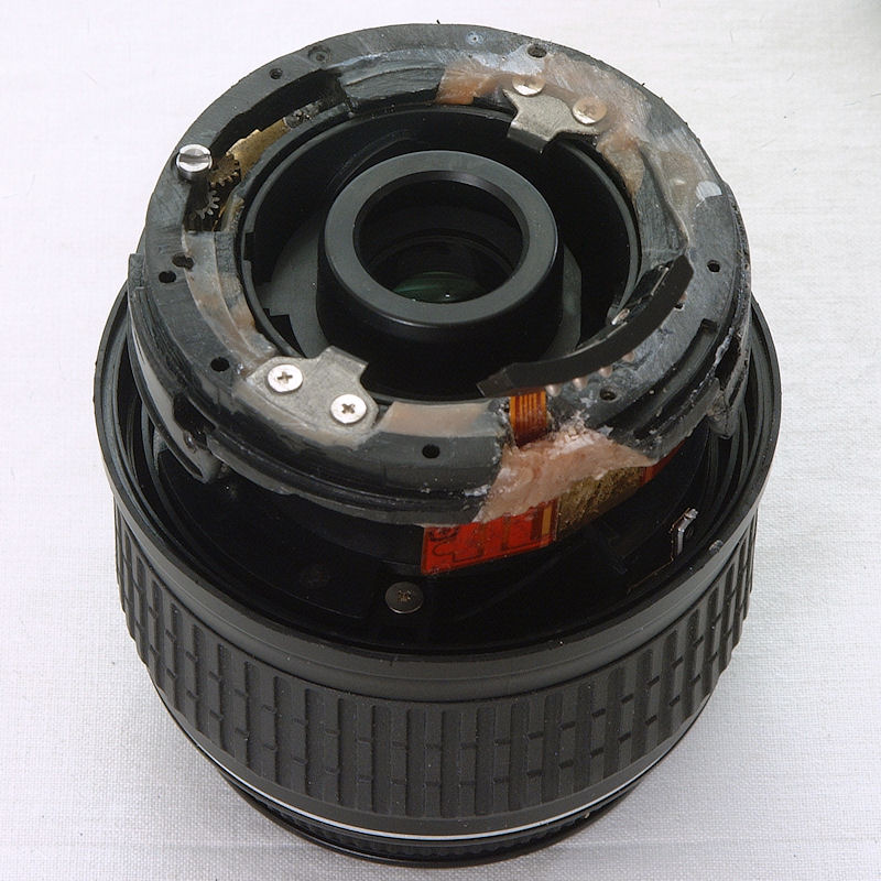 Konstruktion eines AF DX 18-55/3.5-5.6G II ED Nikkors (also ohne SWM-Motor, sondern mit Stangen-AF):
Es wurde die CPU eines AF 35-80/3.5-5.6 Nikkors, 