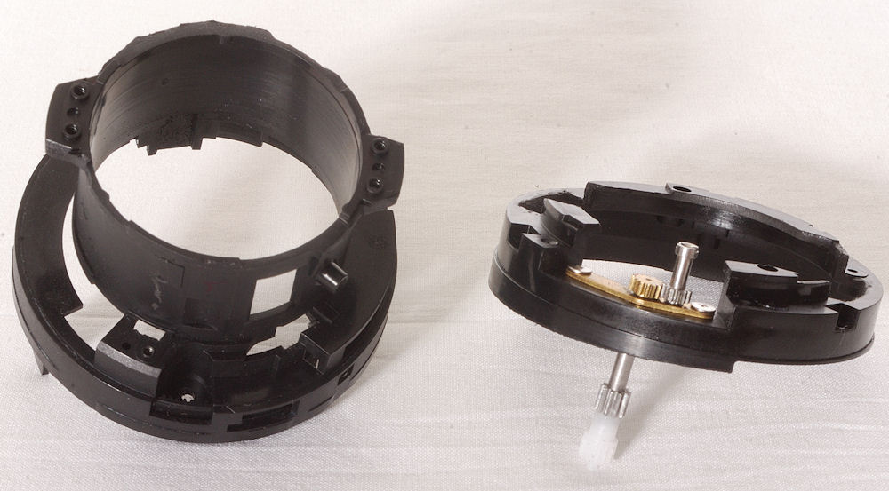 Konstruktion eines AF DX 18-55/3.5-5.6G II ED Nikkors (also ohne SWM-Motor, sondern mit Stangen-AF):
Innenteil eines Nikon AF-S DX 18-55/3.5-5.6G II E