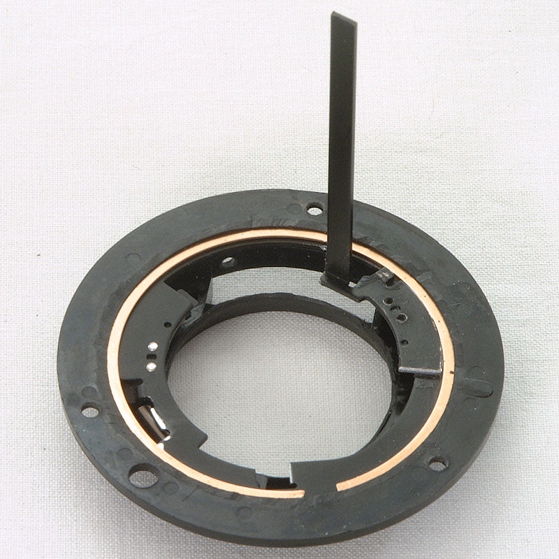 Konstruktion eines AF DX 18-55/3.5-5.6G II ED Nikkors (also ohne SWM-Motor, sondern mit Stangen-AF):
Kunststoff-Bajonettring eines AF 35-80/3.5-5.6 mi