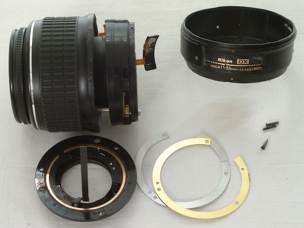 Konstruktion eines AF DX 18-55/3.5-5.6G II ED Nikkors (also ohne SWM-Motor, sondern mit Stangen-AF):
Kunststoff-Bajonettring eines AF 35-80/3.5-5.6 mi