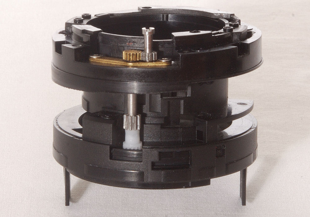 Konstruktion eines AF DX 18-55/3.5-5.6G II ED Nikkors (also ohne SWM-Motor, sondern mit Stangen-AF):
Unterteil eines Sigma AF 28-80/3.5-5.6 und Innent