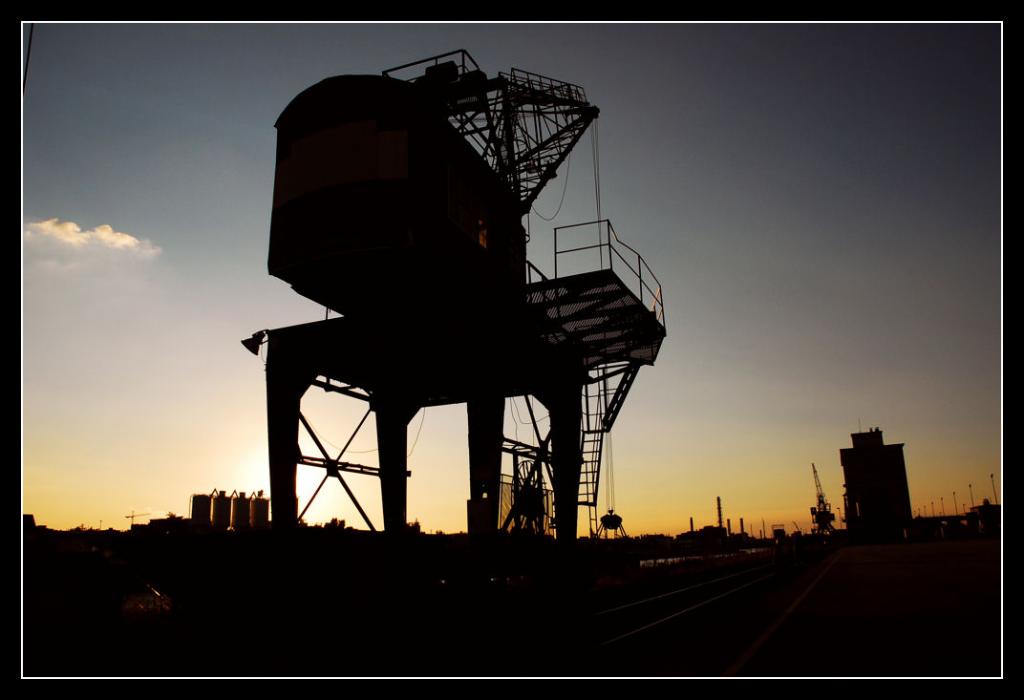 kran im Mannheimer Hafen am Abend