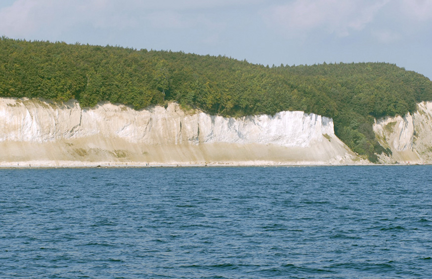 Kreidefelsen auf Rügen

Die Kreidefelsen der Insel Rügen sind einer ständigen Erosion ausgesetzt. Mit jedem Sturm brechen große Stücke aus den Felsen 