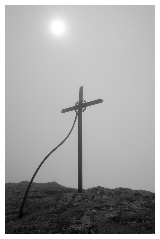 Kreuz überm Abgrund