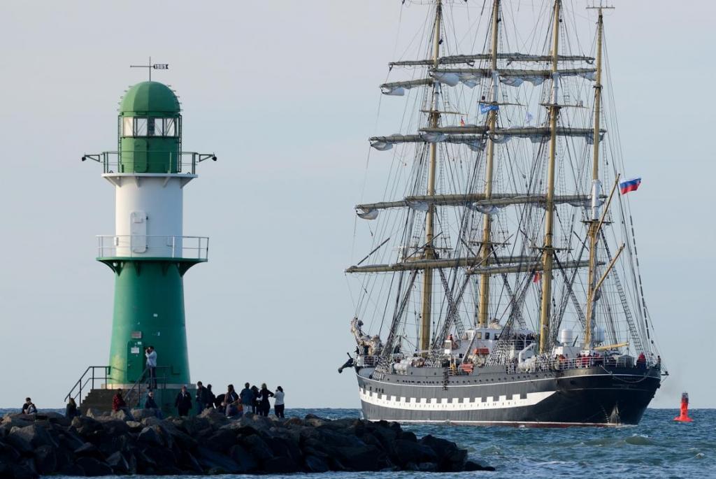 Krusenstern vor Warnemünde