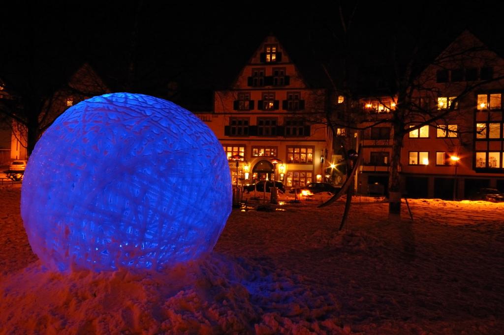 Kugel im Schnee