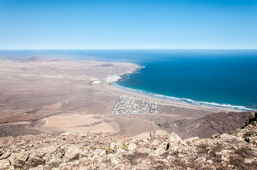 La Santa und Playa Famara von den Montana Famara.
