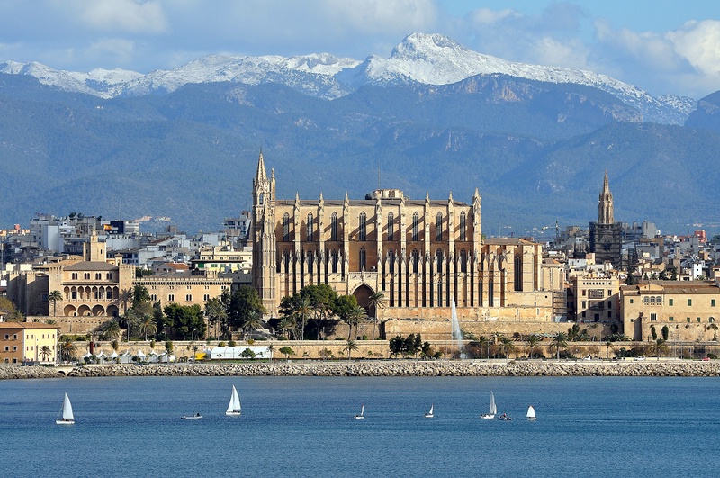 La Seu vor schneebedeckten Bergen