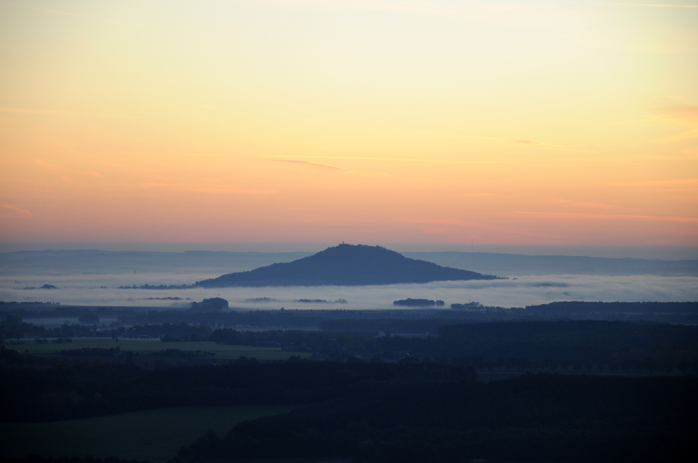 Landeskrone im Morgennebel