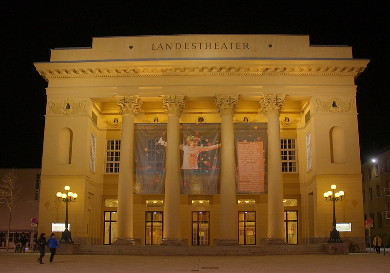 Landestheater Innsbruck  (Pseudo-HDRI)
Freihandaufnahme in der Nacht
("Pseudo-HDRI" aus einzelner RAW-Datei mehrere unterschiedliche Belicht