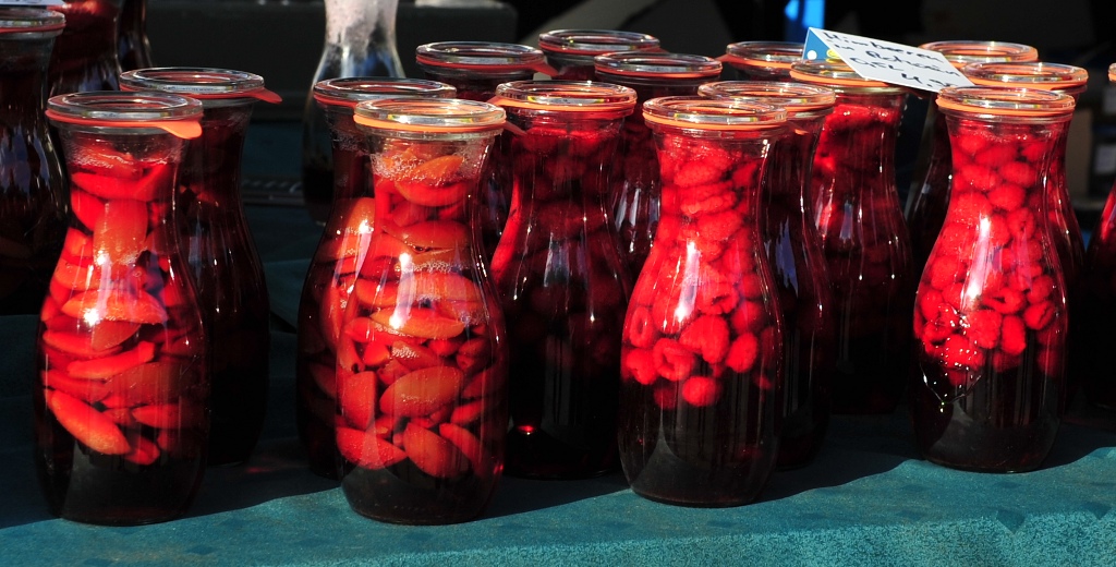 Lecker eingelegte Pflaumen und Himbeeren auf dem Bauernmarkt im Westfalenpark