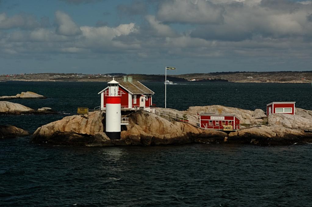 Leuchtfeuer auf einer Schäreninsel / Felsen in der Zufahrt nach Göteborg