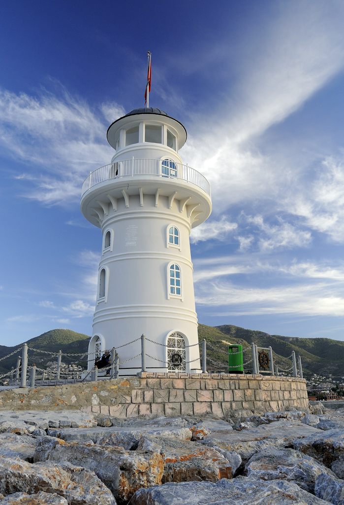 Leuchtturm im Morgenlicht mit 1J1