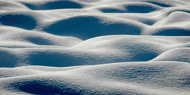Liegende Schneefiguren I