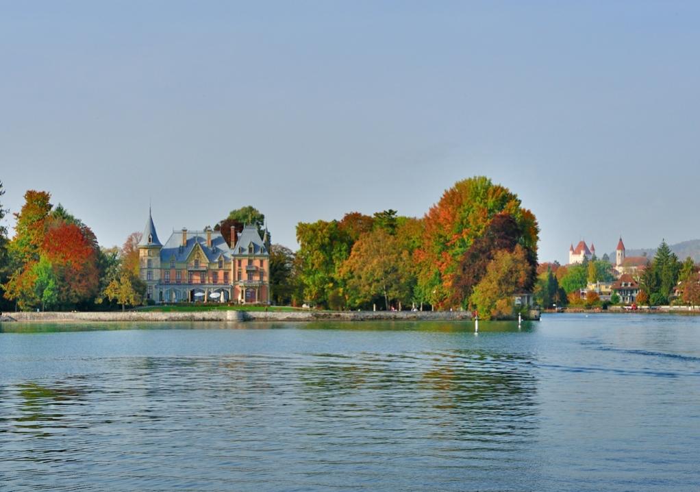 links Schloss Schadau rechts Einfahrt zur Schiffsanlegestelle Thun rechts hinten Schloss Thun