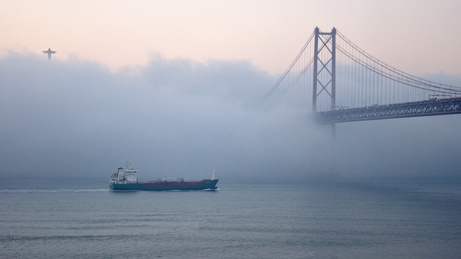 Lissabon im Nebel 16:9