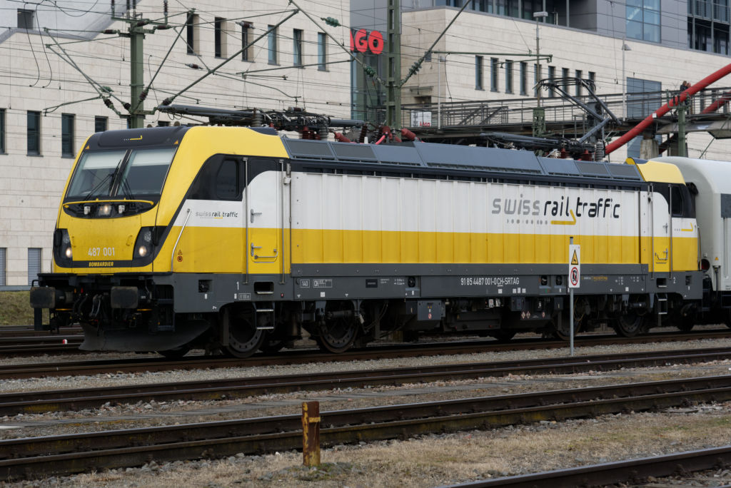 Lokomotive TRAXX LM F140 AC3 der Swiss Rail Traffic zieht den Zug in die Schweiz
DSF 0246 red2