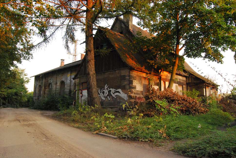 Lokschuppen im Sonnenuntergang