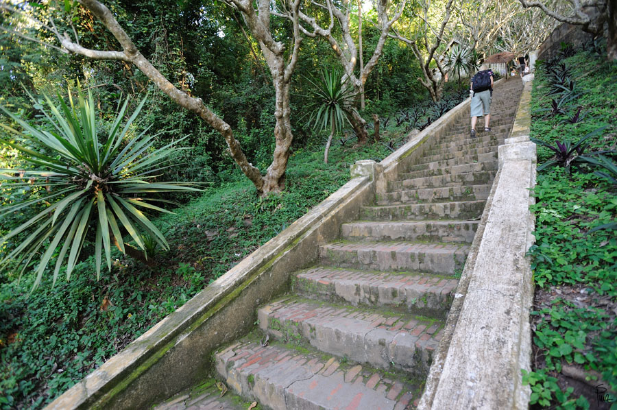 Luang Prabang, Aufstieg zum Wat Phou Si