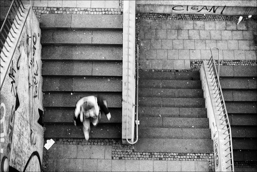 Mädchen auf Treppe