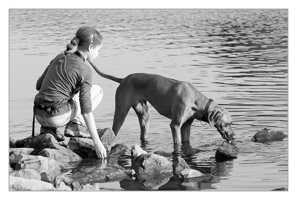Mädchen mit Hund sw