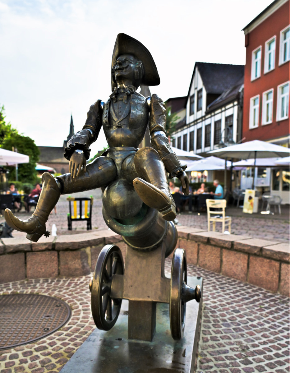 Münchhausen auf der Kanonenkugel.jpg