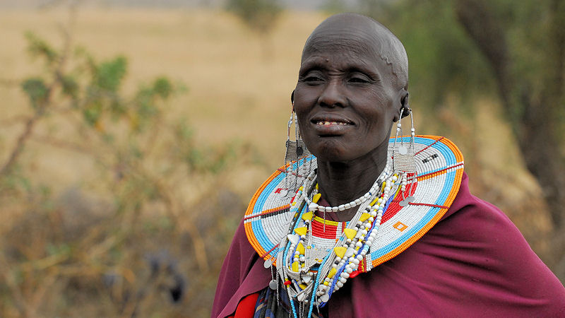 Maasai Frau in einen Dorf 
in der Nähe des Kambi Ya Tembo
9960