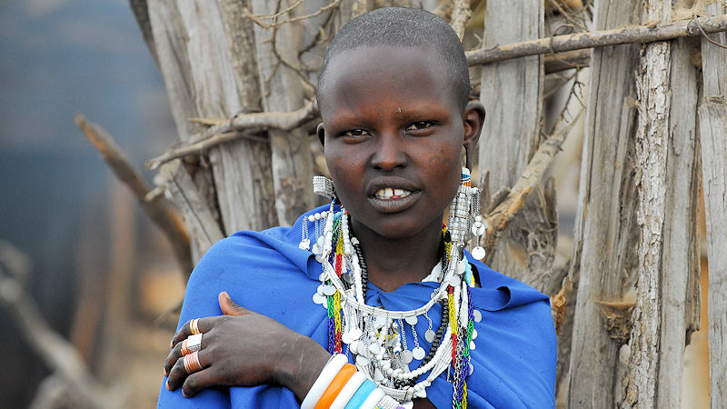 Maasai Frau in einen Dorf 
in der Nähe des Kambi Ya Tembo
9987