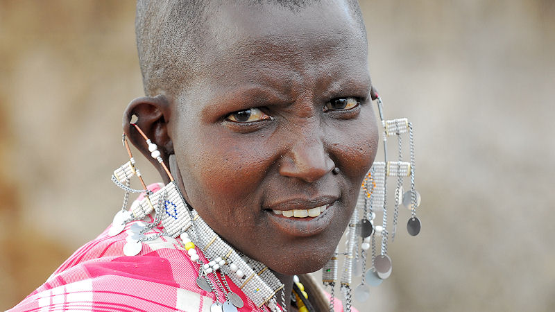 Maasai Frau in einen Dorf in der Nähe
vom Kambi Ya Tembo
0031