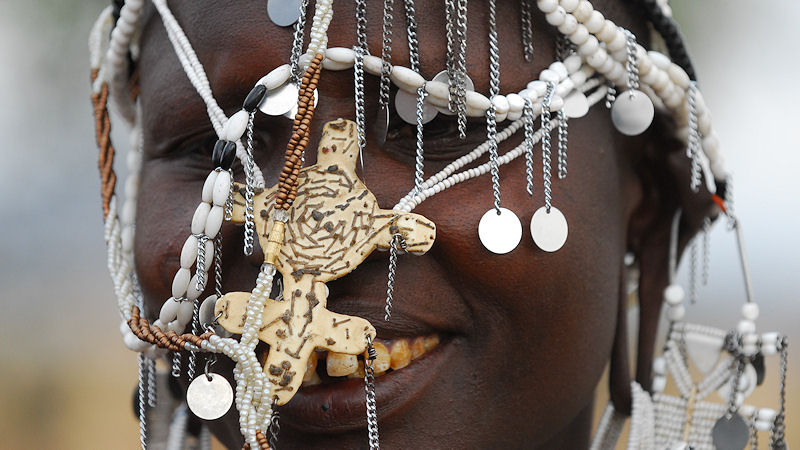 Maasai Frau versteckt sich zum Spaß hinter ihren Schmuck
in einen Dorf in der Nähe des Kambi Ya Tembo
9966